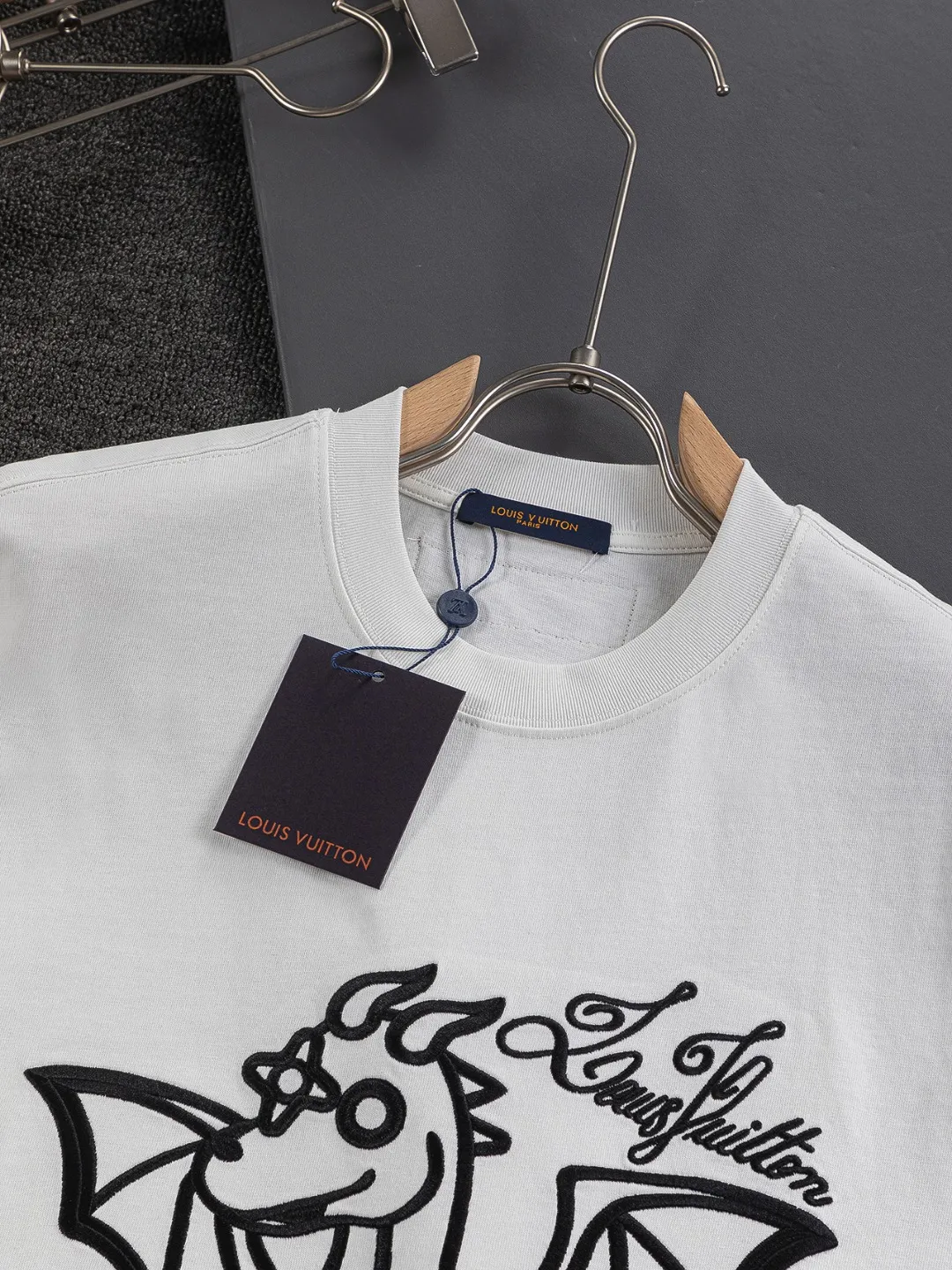 🅿️210 Louis Vuitton 1V micro wide version S-XL 25SS LV new product counter catwalk style with flying dinosaur letters on the chest🪡 embroidered logo, same style for men and women! Short-sleeves are not the same as the general public, but must be unique and eye-catching. This LV short-sleeves is all about quality, comfort, consistent style, fashion, including fabrics and cutting techniques, all of which have been made with great effort! 320 grams of washed pure cotton fabric, pure cotton is breathable, very refreshing and comfortable for daily wear. The rib knitting on the neckline is smooth and tight, and the neckline will not be skewed if you toss it at will. The loose version, you will find that it looks really good on the upper body. The overall is minimalist and neat, super versatile for daily use! Pair it casually with a pair of pants for a youthful look. A T-shirt will make your outfit crazy. It is a fashionable item that can never go wrong! Color: Black White Size: S-XL Size chart: S: Shoulder width 50-Bust 54-Length 70 M: Shoulder width 52-Bust 56.5-Length 72 L: Shoulder width 54-Bust 59-Length 74 XL: Shoulder width 56-Bust 61.5-Length 76